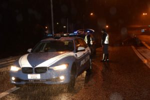 polizia stradale pattuglia notte pioggia