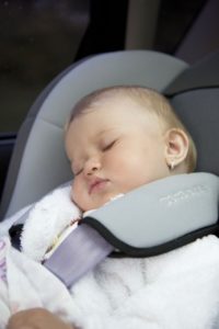bambina auto dorme seggiolino