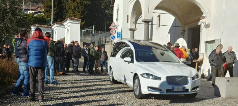 FUNERALI GIUSEPPE INVERNIZZI esterno gente (1)