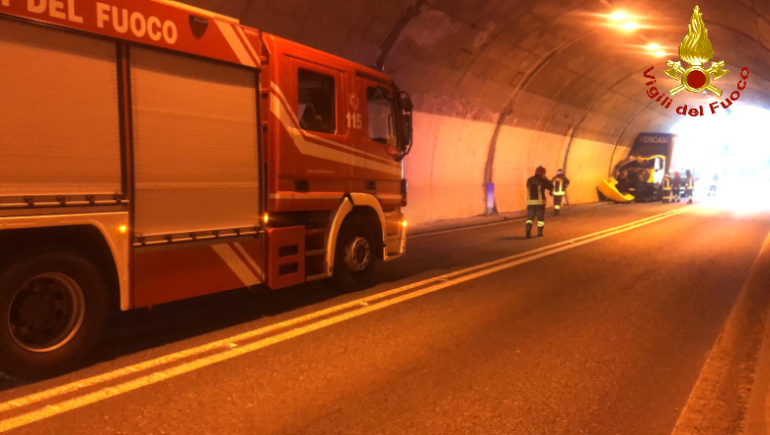 Lecco-Ballabio schianto tir camion pompieri vigili del fuoco (1)