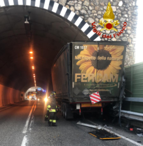 Lecco-Ballabio schianto tir camion pompieri vigili del fuoco (3)